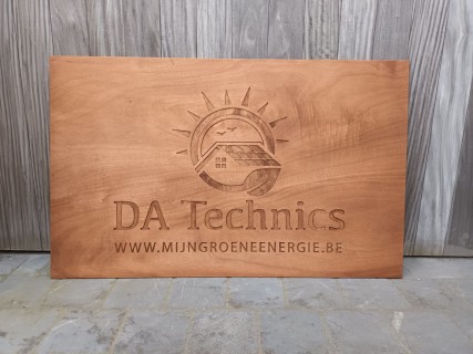 Gegraveerd naambord van hout met walnoten beits