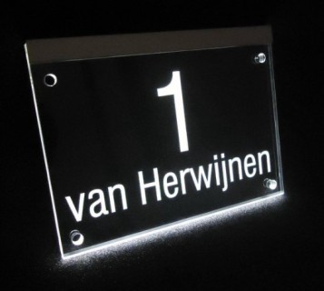 Gegraveerd naambord met LED verlichting