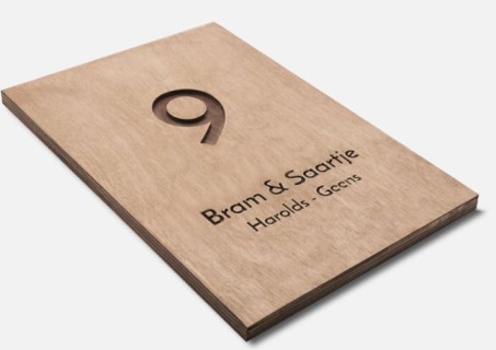 Gegraveerd naambord van hout met walnoten beits
