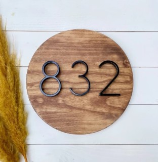 Rond houten huisnummerbord met 3D cijfers