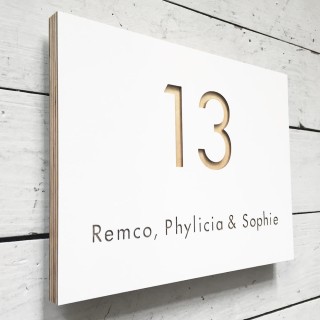 Wit houten naambord verdiept gegraveerd
